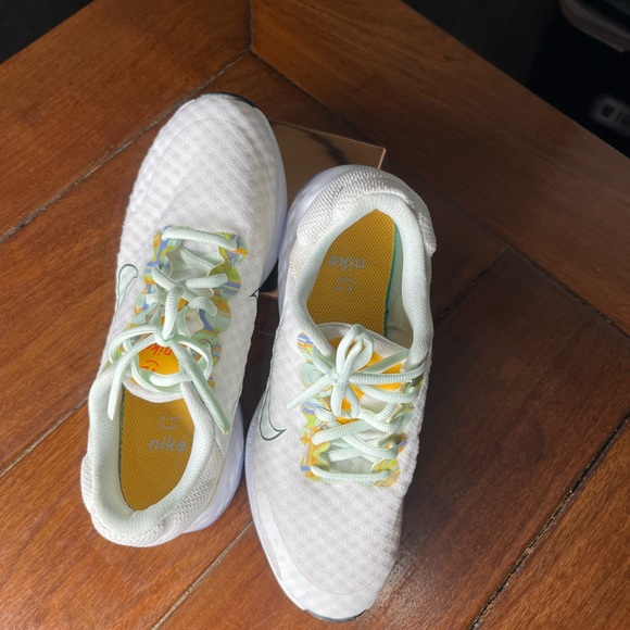 Women Nike White and Light Green Sneakers size 7 - Picture 6 of 9